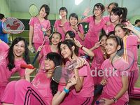 Asyiknya Main Badminton dengan Team T JKT48!