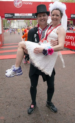 Pasangan Ini Menikah di Tengah Perlombaan Lari Maraton