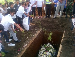 Isak Tangis Warga Panti Asuhan Iringi Pemakaman Okwudili Ayotanze