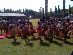 Aksi Panglima TNI, KSAD, dan Danjen Kopassus Menari Bersama Suku Papua