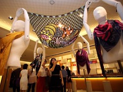 Tren Melukis di Atas Scarf Booming dan Disukai Pasaran