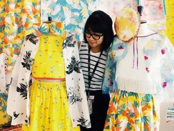 Terinspirasi Kain Tenun Sumba, Fika Julia Melukis di Atas Scarf