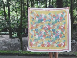 Scarf Tropis Buatan Seniman Fika Julia Laris Manis Dijual