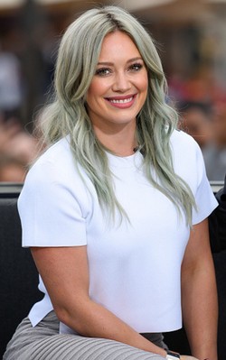 Hilary Duff Cari Kekasih Baru Lewat Aplikasi Tinder