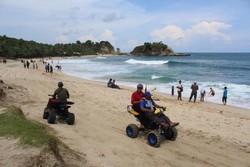 Pantai Klayar yang Indah & Menantang