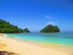 Ini Dia Pantai Tiga Warna di Malang!