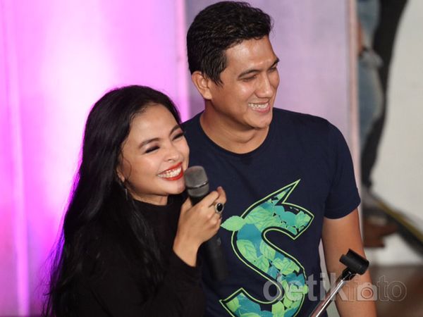 Surprise! Tantri Dapat Kejutan dari Suami di LIVECHATKustik