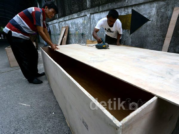 Peti Kemas Untuk Dua Jenazah Bali Nine