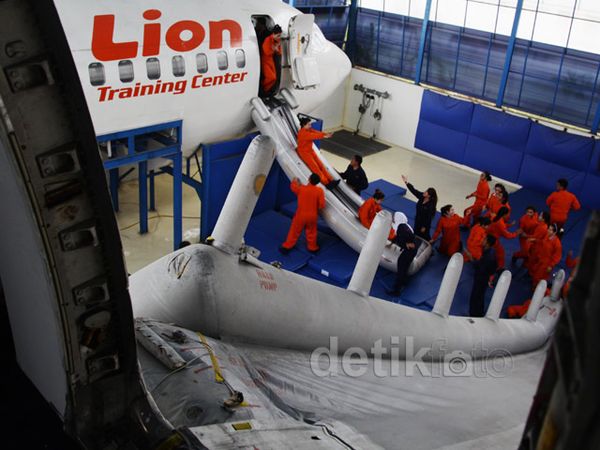 Latihan Evakuasi Penumpang Lion Air