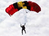 Aksi Terjun Payung Ramaikan HUT Kopassus