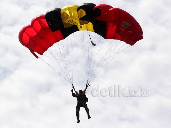 Aksi Terjun Payung Ramaikan HUT Kopassus