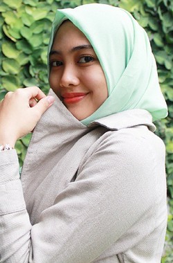 Mengenal Islamia Aprilia, Hijabers yang Jadi Desainer di Usia Remaja