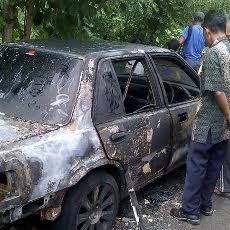 Dua Mobil Dibakar Orang Tak Dikenal Milik Adik Kades & Perangkat Desa