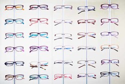 Asal Nyaman, Pakai Kacamata dengan Lensa Plastik atau Kaca Oke-oke Saja Kok