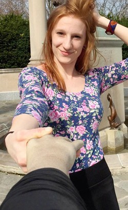 Tongsis Ini Cocok untuk Para Jomblo Pura-pura Selfie Bareng Pasangan