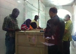 Kerabat Doakan Jenazah Sylvester Sebelum Dibawa ke Nigeria Hari Ini