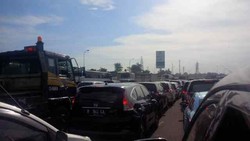 Tol Cikampek Macet, Lalin Cikarang-Bekasi Merayap 20 Kilometer
