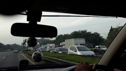 Meski Truk Dihentikan, Tol JORR Macet Parah