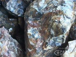 Ada Bongkahan Akik Pancawarna di Gunung Loji Karawang, Warga Padati Lokasi