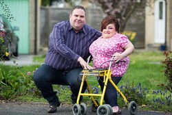 Kondisi Tulangnya Rapuh, Wanita dengan Tinggi 91 Cm Ini Akhirnya Menikah