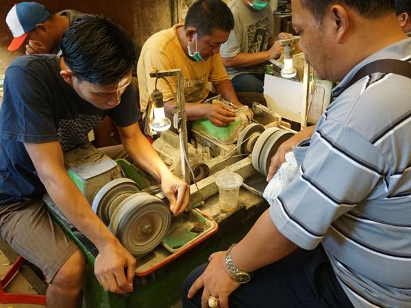 Berburu Batu Akik di Rawa Bening