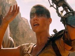 Charlize Theron Tampil Plontos dan Bertangan Robot di Mad Max: Fury Road