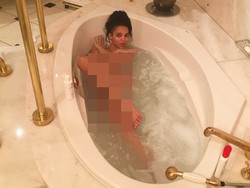 Uh Lala... Tunangan Robert Pattinson Pose Bugil di Instagram