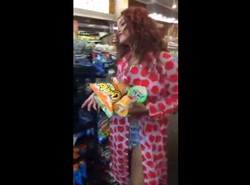 Ups! Rihanna Ketahuan Membeli Banyak Makanan Ringan