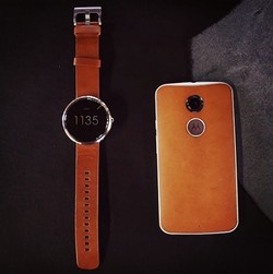 Pakai Casing Kulit, LG Diejek Motorola