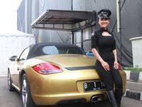 Kostum Ketat Jupe dan Porsche Emasnya