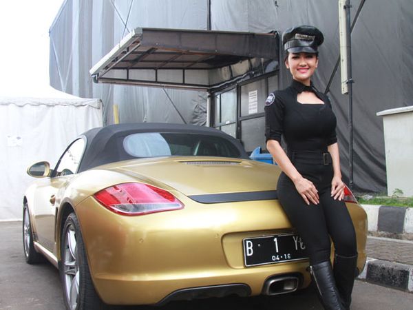 Kostum Ketat Jupe dan Porsche Emasnya