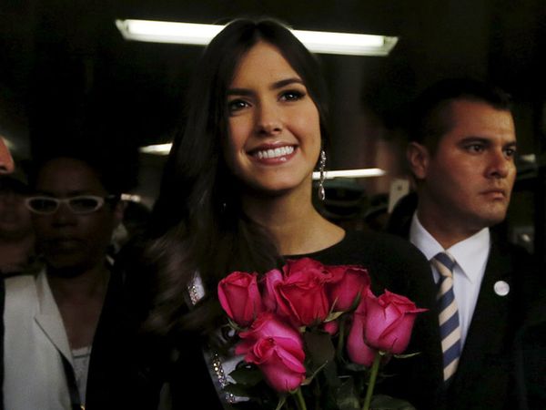 Pulang Kampung, Miss Universe 2014 Tebar Senyuman