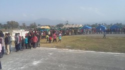 Pengungsi Nepal Antre 500 Meter untuk Mendapat Bantuan Makanan