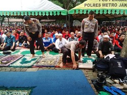 Kapolri Jenderal Badrodin Salat Jumat Bersama Ribuan Buruh di Monas