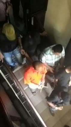 Novel Saat Memakai Baju Tahanan, Diikat, dan Digiring ke Mobil Menuju Mako Brimob