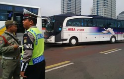 Jalan Sudirman-Thamrin Kini Dikuasai Buruh, Bus Terus Berdatangan