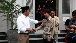 Cerita Fadil Simeray, Musisi yang Dibully di Medsos Karena Foto Berdiri di Kursi KAA