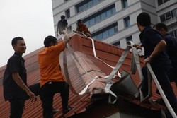 Penampakan Pemadam Saat Berjibaku Menjinakkan Api di Hotel Bidakara