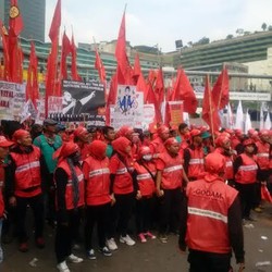 Massa Buruh Mulai Bergerak dari HI ke Depan Istana Merdeka