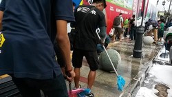 Serunya Aksi Warga Bandung Ikut Ngepel Jalan Braga