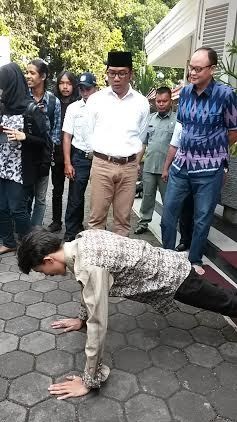 Tak Hanya Push Up, 2 Pelaku Perusakan Hiasan KAA Juga Harus Ngepel Jalan Braga