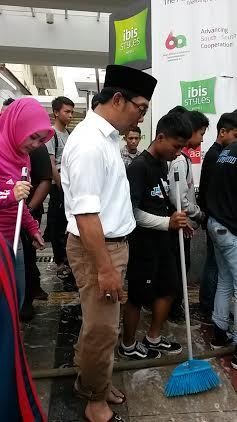 Warga Ajak Selfie Saat Ngepel Jl Braga, Ridwan Kamil: Kerja Dulu Dong!