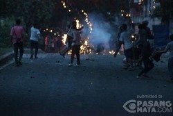 Suasana Tawuran di Klender yang Buat Perjalanan KRL Terganggu