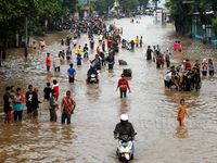Banjir Lumpuhkan Jalan Tambakrejo Pasuruan