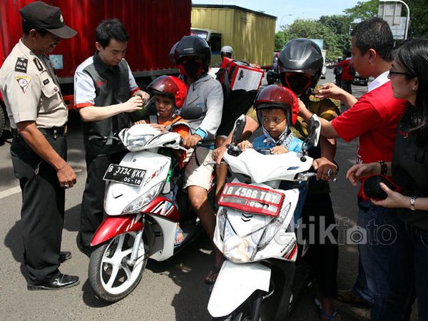 Dukung Keselamatan Berkendara, Forwot dan MPM Bagikan Helm