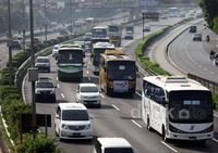 Iring-iringan Bus Buruh Masuki Jakarta
