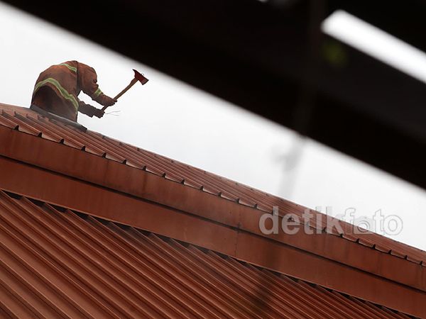 Pemadam Berusaha Jinakkan Api di Hotel Bidakara