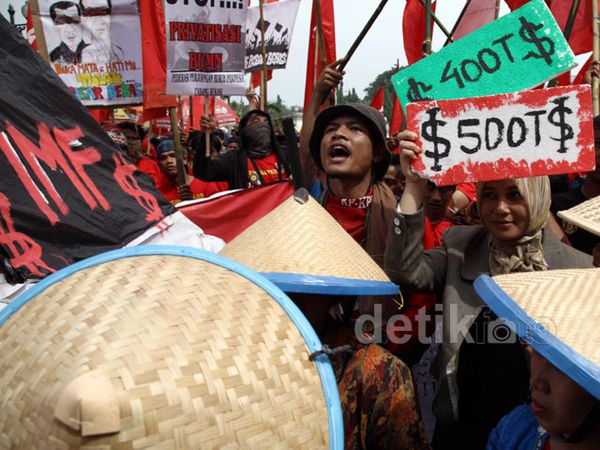 Massa Buruh Berorasi di Depan Istana Negara