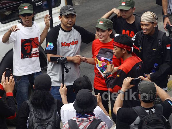 Rieke Rayakan May Day Bersama Buruh