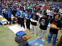 Buruh Salat Jumat di Monas